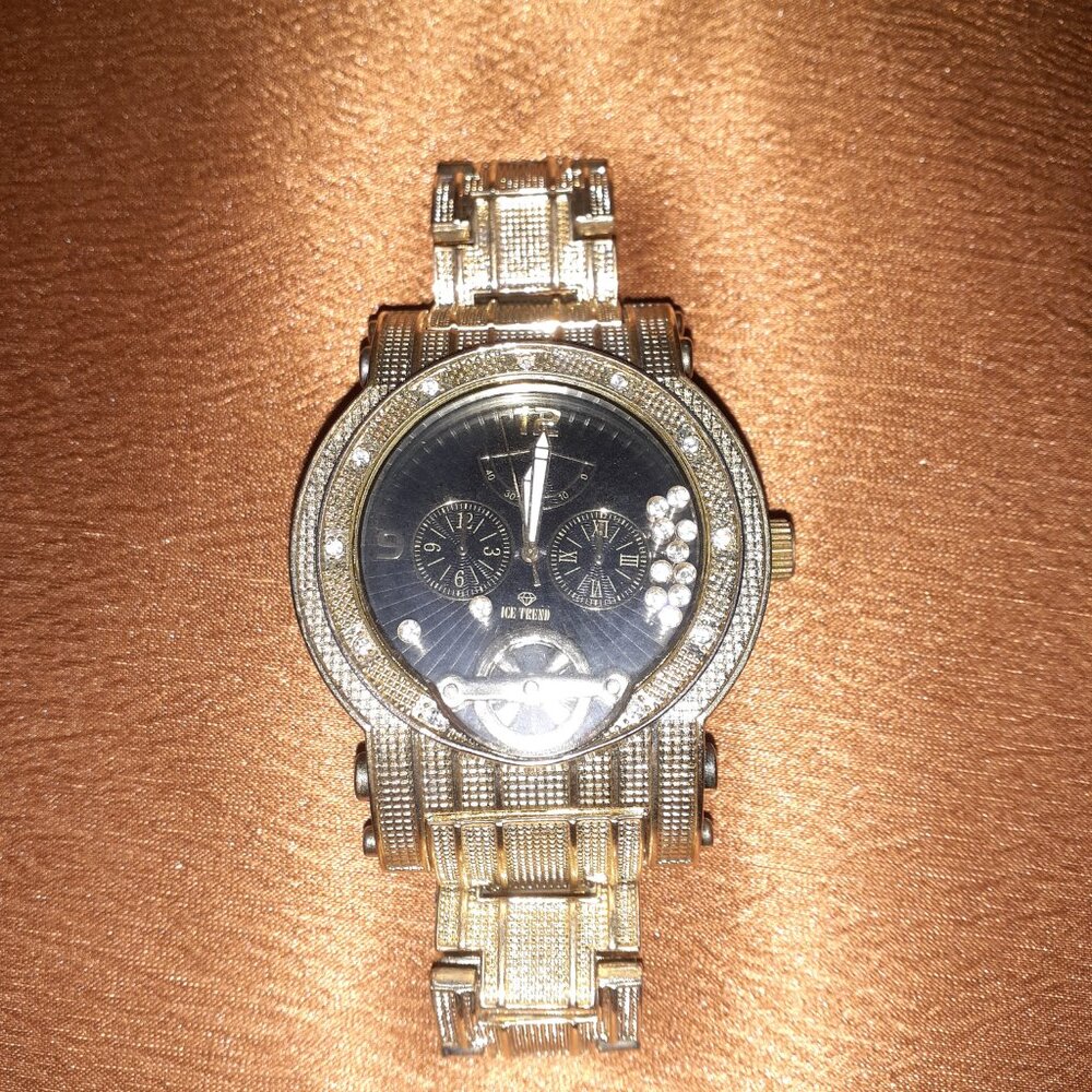 👤 VINTAGE DAIMOND INCLOSED ROYALTON WATCH ( NEEDS NEW BATTERY ) -    $30 - Picture 2 of 12